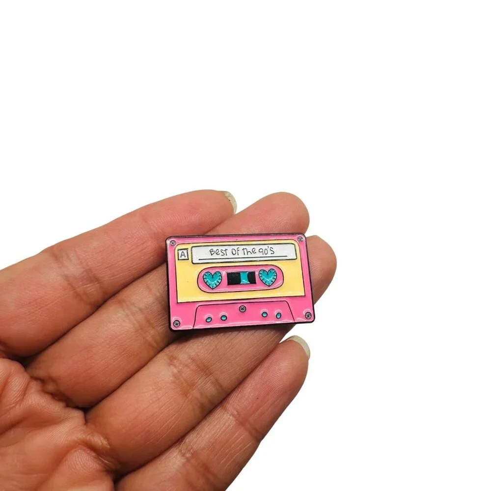 ✨Badge Cassette Tape Best of the 90s Retro Enamel Pin Broch Pink Vintage Vibes✨ - Picture 2 of 5